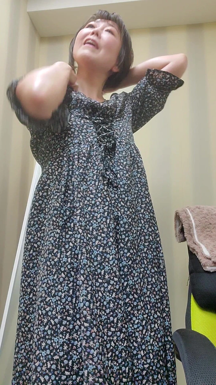 Mayumi Kanzaki: Waiting Room for Photo Shoot #1