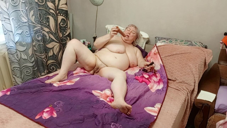 Zona901: Girlfriend Masturbates Her Juicy Pussy with Vibrators