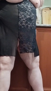 부엌에서 섹스 토이로 자위하는 새엄마