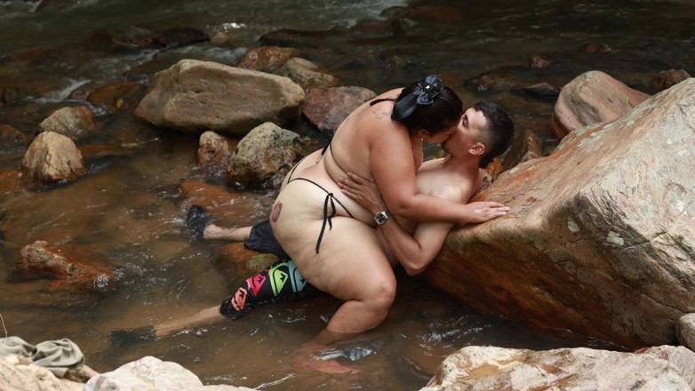 Lexly_16: ディッキー・ガイと川で野外でセックス
