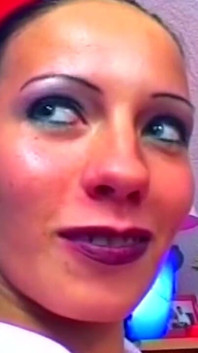 Două gagici excitate împart o pulă pulsantă în orgie sexy