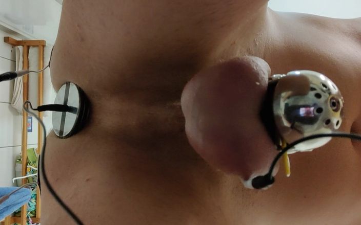 Chastitybeltboy: Anal tıkaç ve estim pad ile e-stim