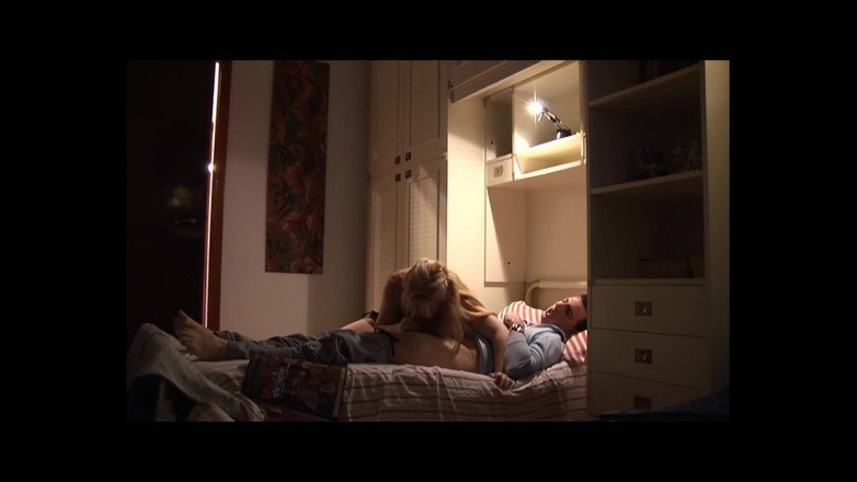 My Dirty Family: Üvey anne oğlana sakso çekmenin elle muameleden daha iyi olduğunu açıklıyor