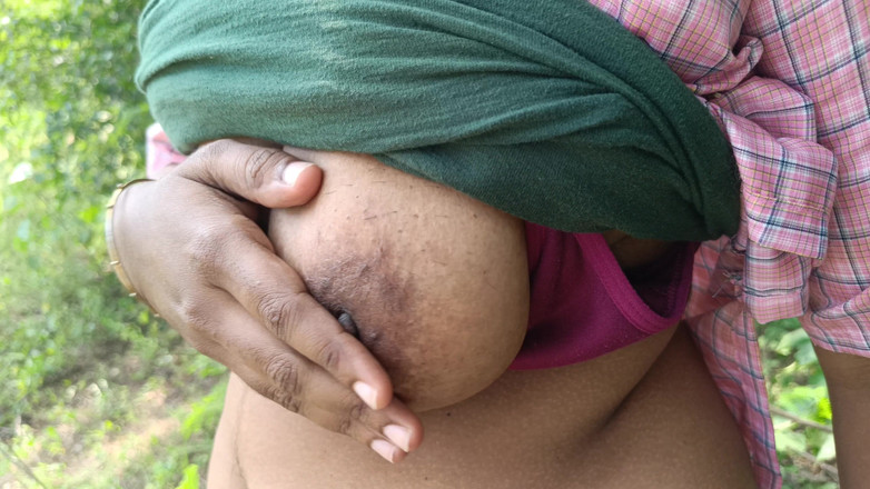 Apple baby: Gadis kampus berseragam di luar ruangan