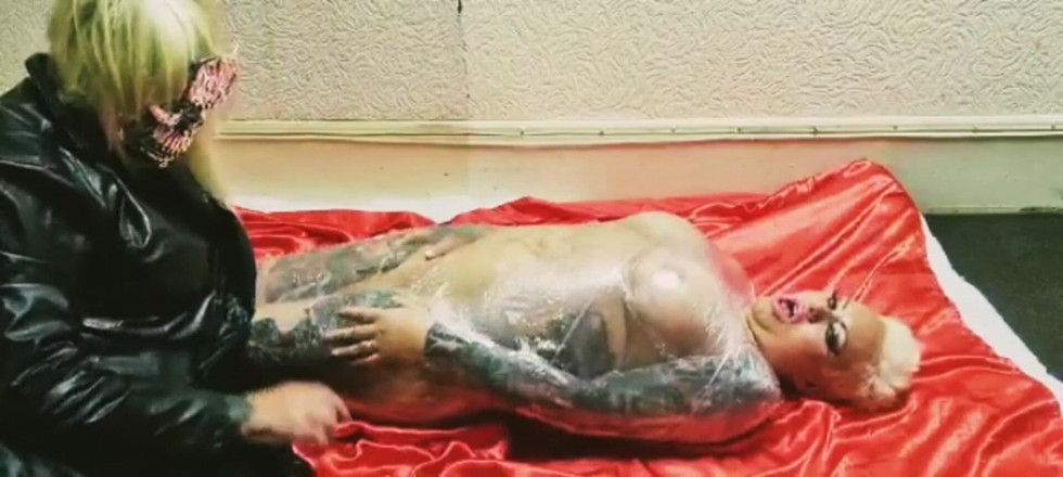 Riouksexy: Chrome skull clingfilm mummification