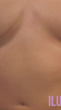 Une MILF blonde tatouée se fait fourrer la chatte par une grosse bite