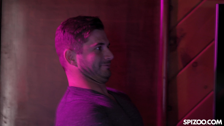 Spizoo: ゴージャスなスターレットのケナ・ジェームズが威勢のいいエキストラに中出しされる