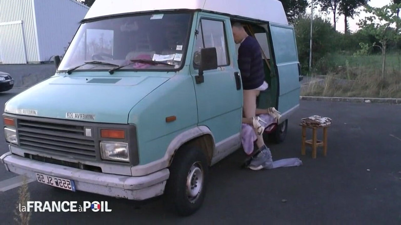 Girls Bang: Pelacur pirang berambut pirang bersetubuh untuk membayar di mobilnya