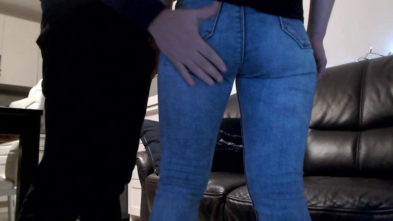 MagicStas: MAMĂ SEXY Girfriend se fute cu degetul în blugi și prin chiloți