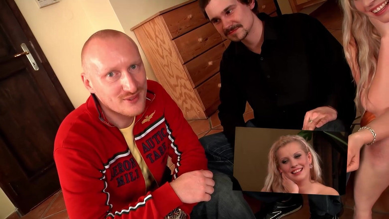 Deutschland Porno X: Geile Blondine Will Zwei Schwänze Und Ihr Mann Schaut Zu...