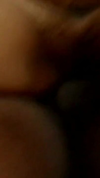 Une MILF brune à forte poitrine dégouline d’une grosse bite noire