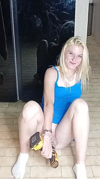 Calda bionda di 18 anni scopa rc auto con dildo