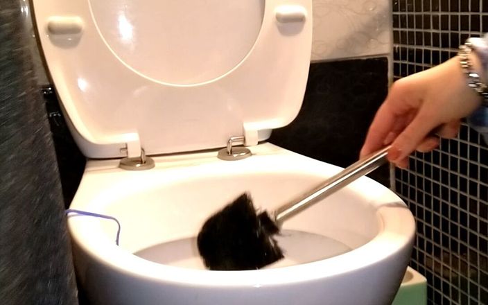 Fuck me like you hate me: Limpar a tigela do banheiro pode ser cansativo