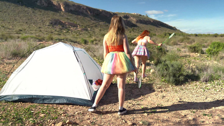 Alice Klay: 젠장, 배드민턴. 경기 후 자연 속에서 옷을 벗은 두 소녀