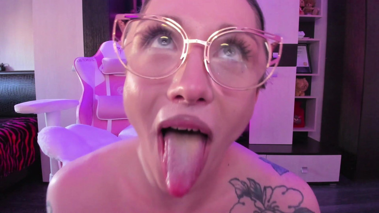 Eva Borisova: 大きな才能のあるTgirlが彼女の大きなチンポからオナニーする