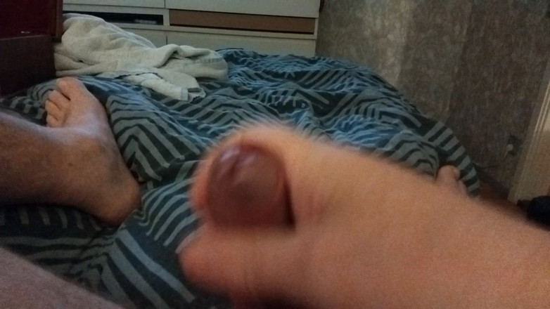 Pellefnatt: 友人はベッドに横たわり、大きなチンコで遊んでいます