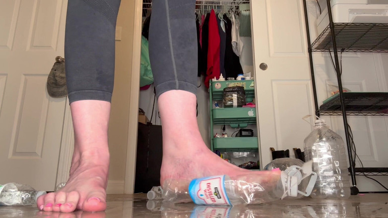 Peppermint Giantess: Chai nước nghiền với kích thước 16 bàn chân lớn