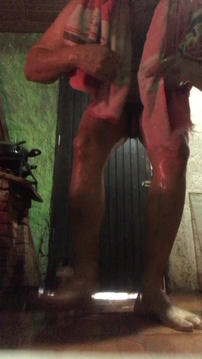 i7Bernard: Tomando un baño con una taza.