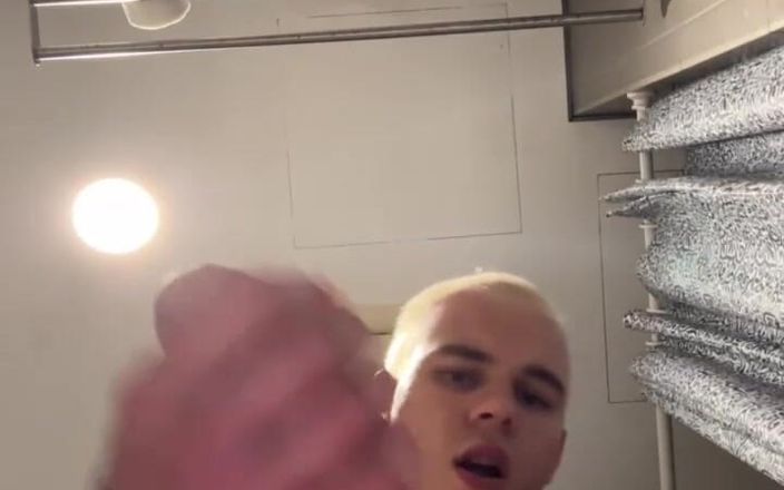 Max_Russell: Je suis allé dans les toilettes dans une auberge et...