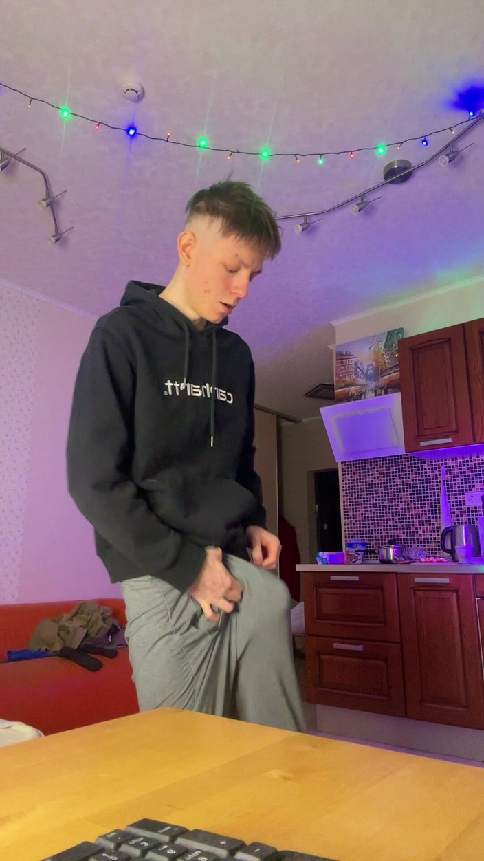 Morflot24: Chico flaco haciendo un enorme lío con su polla gruesa