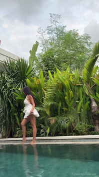 Morena caliente provoca: piernas, tacones y miradas traviesas