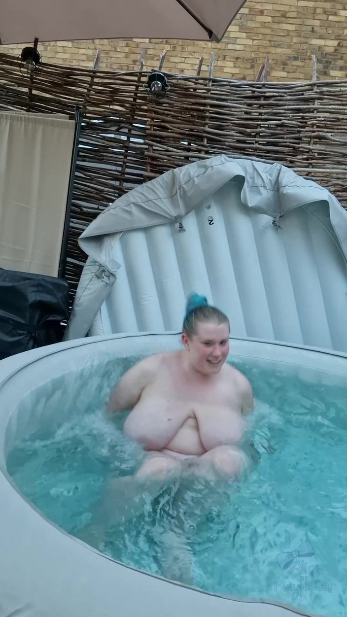 Alice_Mayflower_Scottish: Éclabousser dans un jacuzzi - fille solo