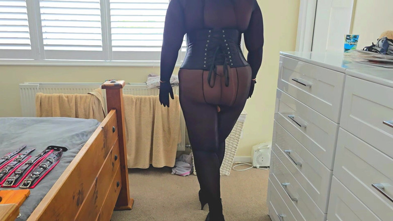 Slutty Ms B: Ms B 提出物