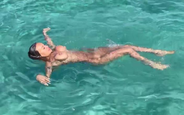 Monika Fox: Sexy Monika Fox zwemt naakt in zwembad en zee in...