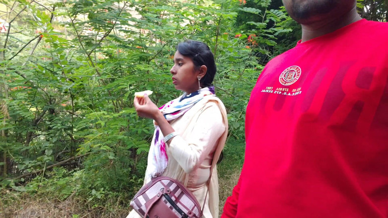 Premi pooja: Área da floresta- turister, lugar desconhecido, garota desconhecida me chamou...
