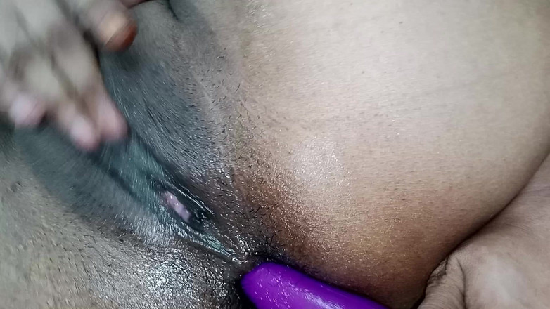 Netu: Analdildo und muschi-fisting in red sari