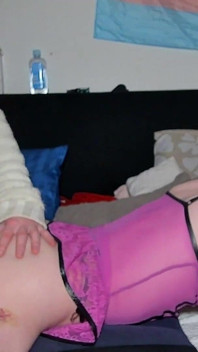 O curvă transsexuală ieftină îl fute pe tati și pe cel mai bun prieten, el nu observă nimic