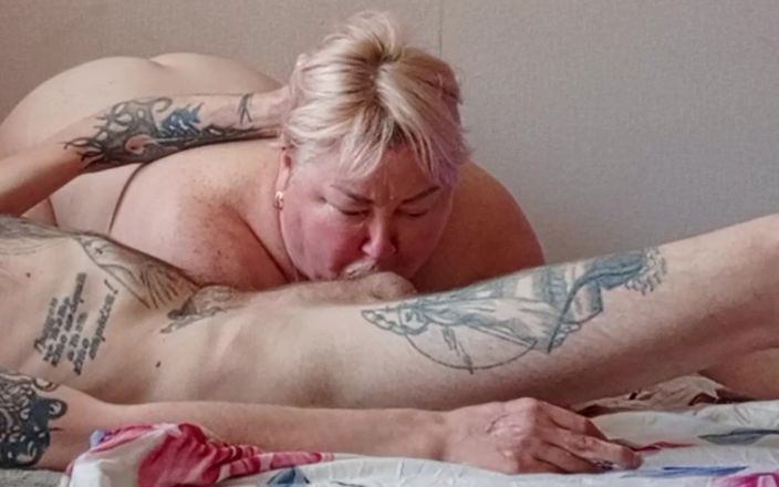 Zona901: Моя мачуха зловила мене за дрочінням мого члена і почала смоктати його, поки я не кінчив їй в рот