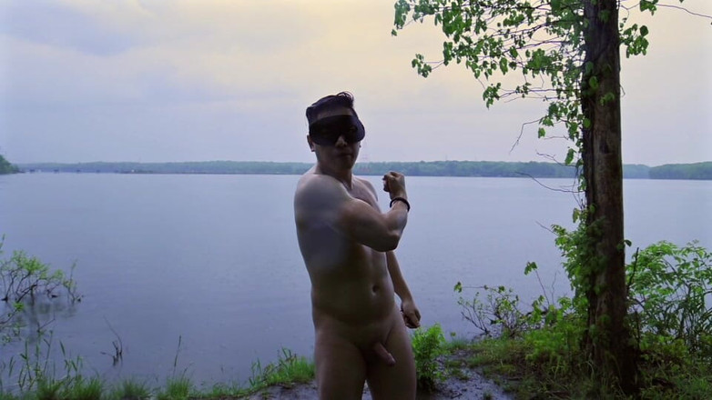 barenakedboy: Flexionando e masturbando na chuva à beira do lago