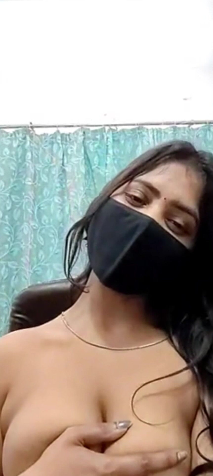 YourSexyWife: Freundin zeigt und drückt ihre möpse beim videoanruf