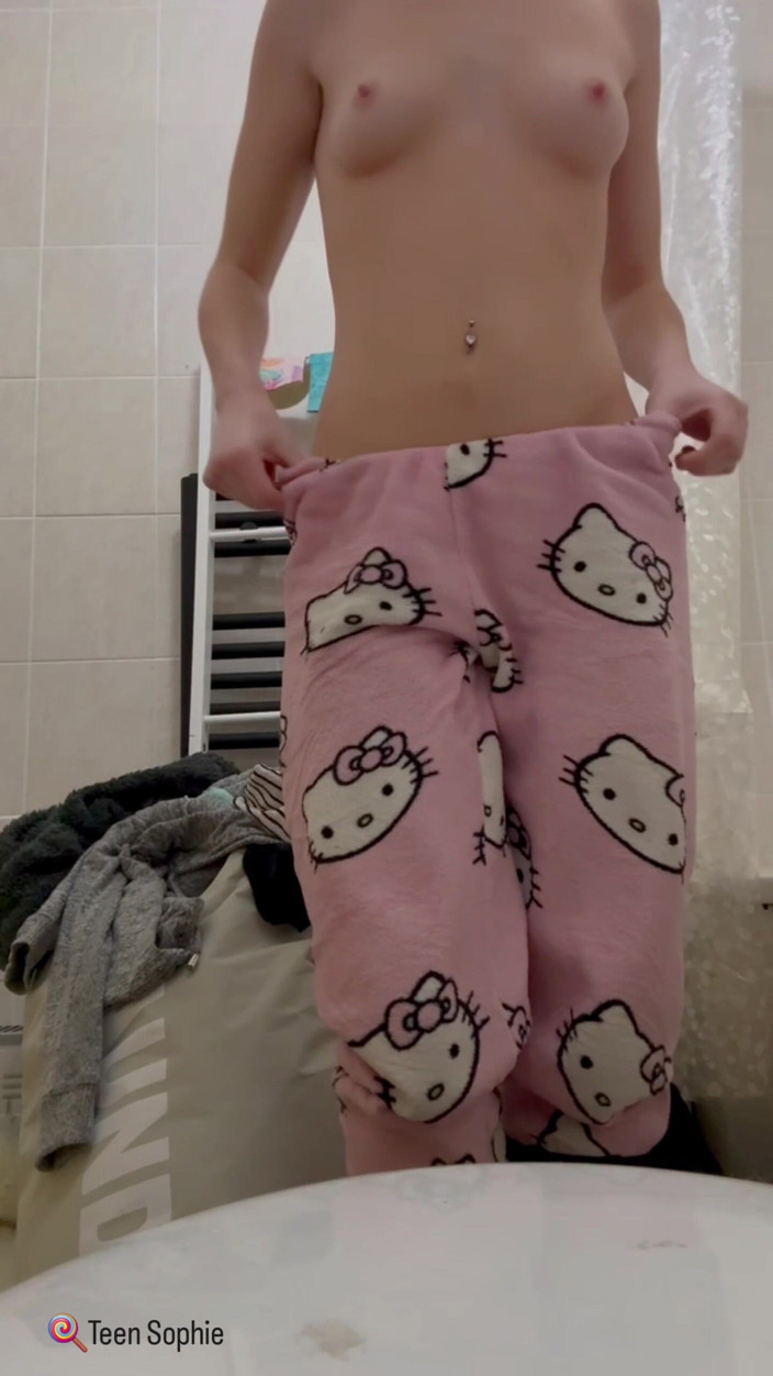 Teen Sophie: Pișându-se în baie