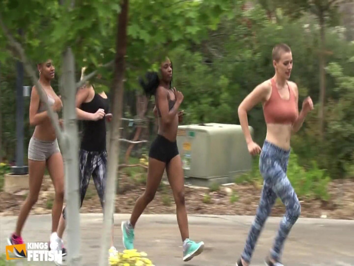 Lesbian porn for you: Вчителька спортзалу їсть і грає зі своїми сексуальними дівчатами на підлозі