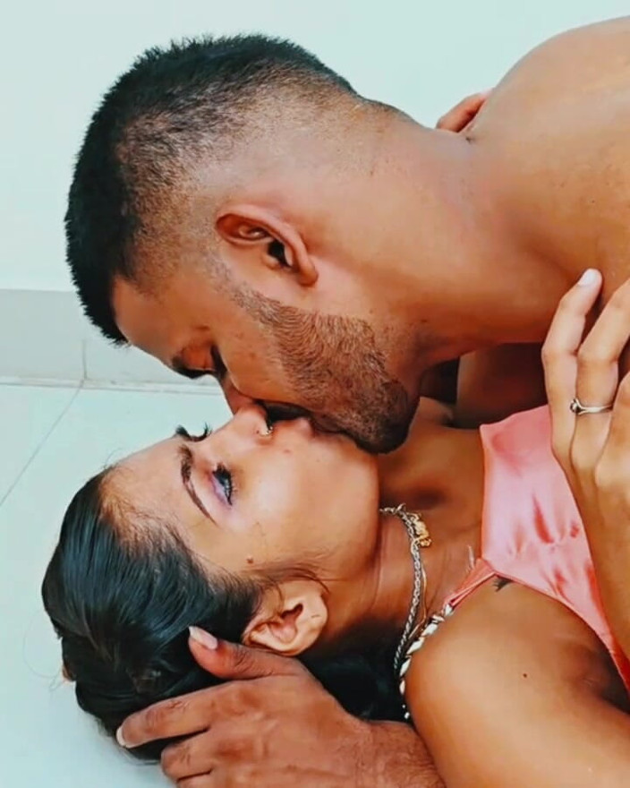 HOTKAMASUTRA: Sanjana e Aniket fizeram sexo duro e estavam nuas em...