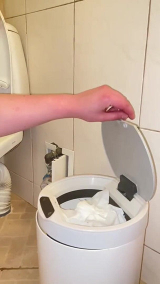Elena917: Meando y limpiando el baño con la lengua
