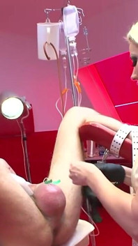 Umiliazione e dominazione termina con un testicolo rosso