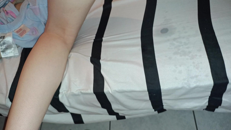 Honey Nasia: La maliziosa honey nasia si asciuga i capelli di notte...