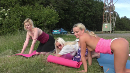 Leon Lambert Girls Twerk Parties CFNM: Fitness avec des salopes blondes sexy