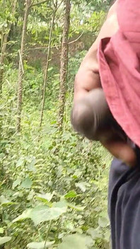 Ein asiatischer junge im wald handjob-fick