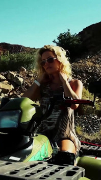 Blonde Frau Masturbiert Auf Einem Atv in Der Wüste