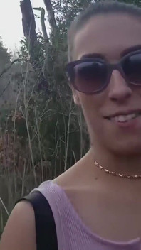 ¡La hermosa Kimber Lee recibe una gran carga en una caminata!
