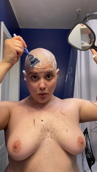 Adama Daat: Pute sans poilue : elle devient complètement chauve et sans sourcils...