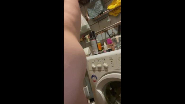 IncredibleGuy: Pieprzę się dildem siedząc w wannie