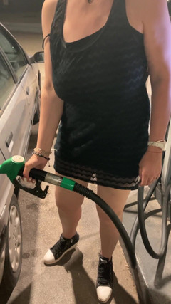 Lady Oups: 加油站没有内裤穿着迷你礼服