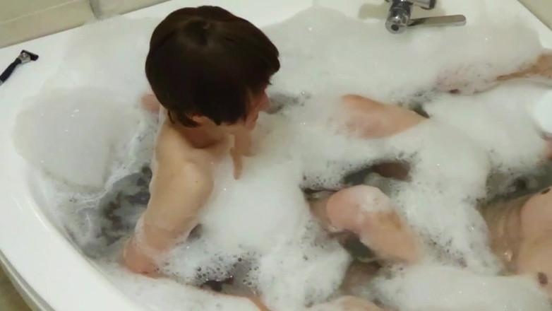 akeieroi: Flirtování ve vaně s nevěrným partnerem