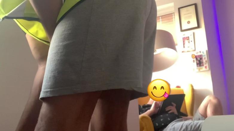 Hot dick in your ass: 벽에 그림을 그리는 동안, 나는 발정난 내 친구 앞에서 약해졌다.