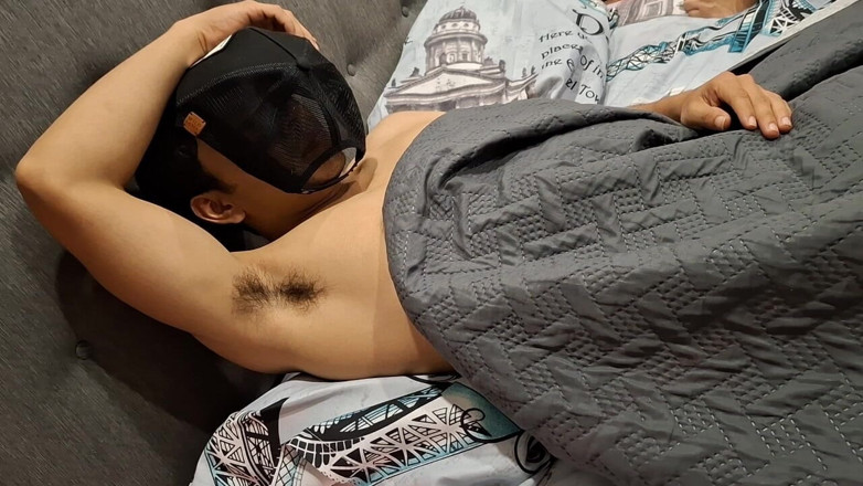 Bare skin man: Cócegas Implacáveis em Ação Máxima